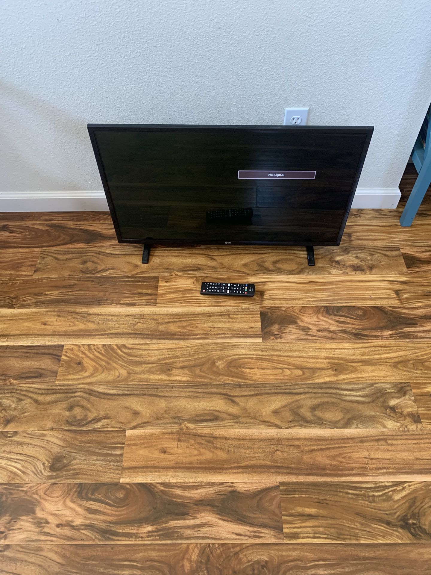 LG 32LH500B - 32" Diagonal Class (31.6" viewable) - LH500B Series LED-backlit LCD TV - 720p 1366 x 768