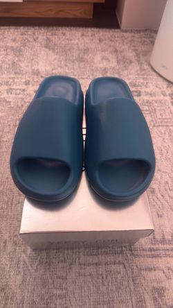 Yeezy Slide  Blue size 8m/9w