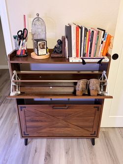 Shoe storage cabinet