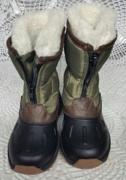 New Boys size 7 Carters snow boots