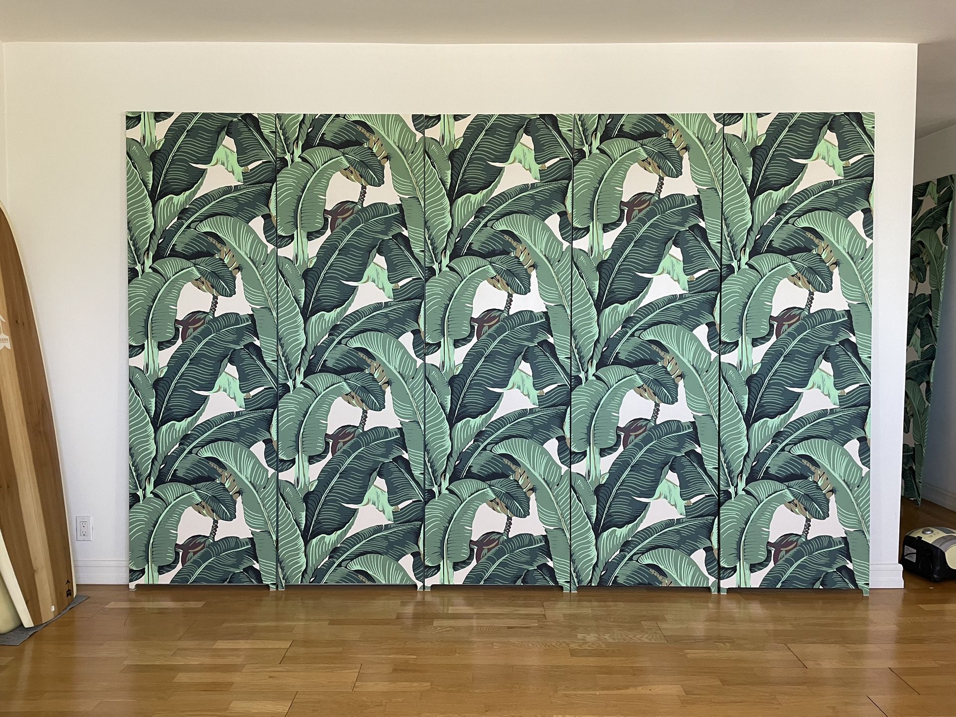 ROOM DIVIDER Beverly Hills™ Wallpaper Iconic Banana Leaf Tropical Wallpaper - Classic Green