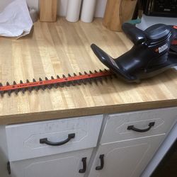 16” Black & Decker corded hedge trimmer.        ( Nearly new condition used once)