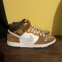 Nike SB Dunk Mid Fender Bass