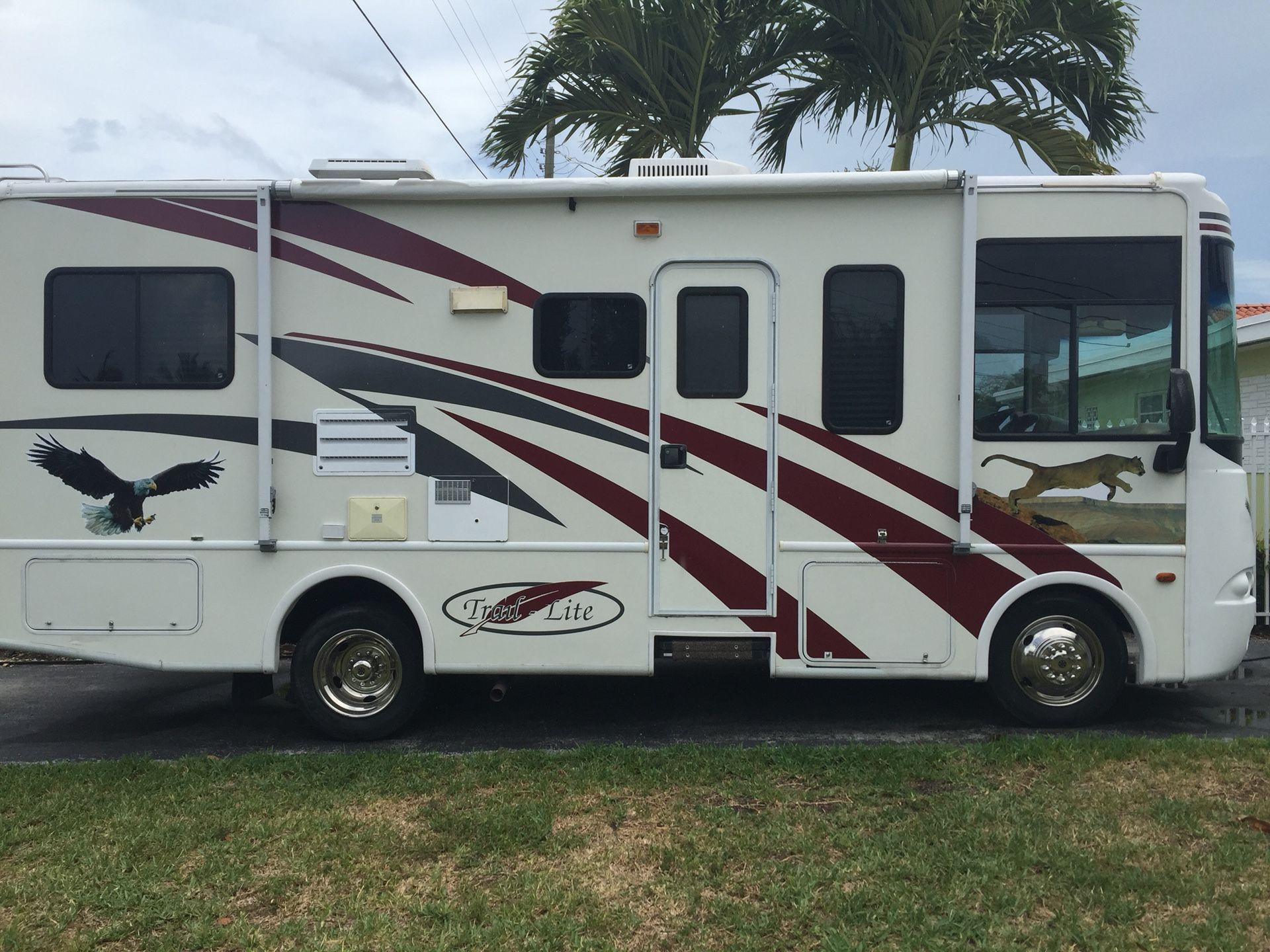 2006 R-Vision Trail Lite Series M-241 Workhorse 8.1 / 26’ Ft Motor Home