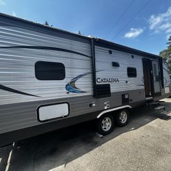 2019 coachman 27ft slide out queen bed excellent condition