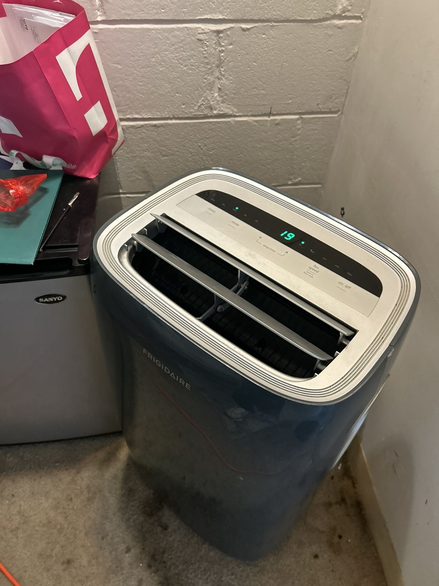 Fridgaire Air Conditioner/heater With Remote And All Accessories 12000 BTU