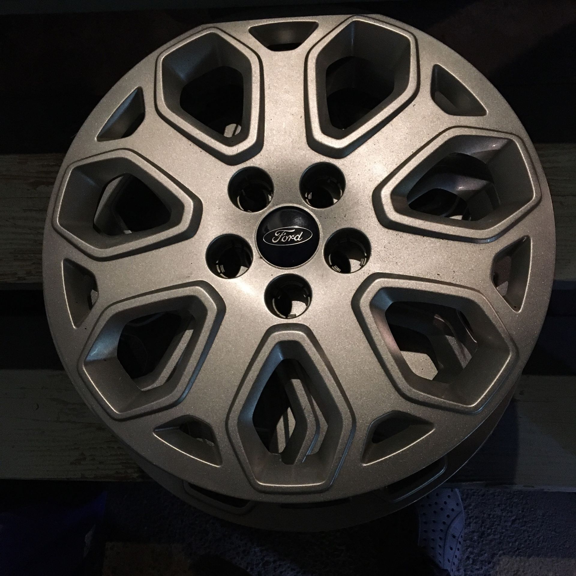 Set up for 16 inch Ford wheel covers from focus