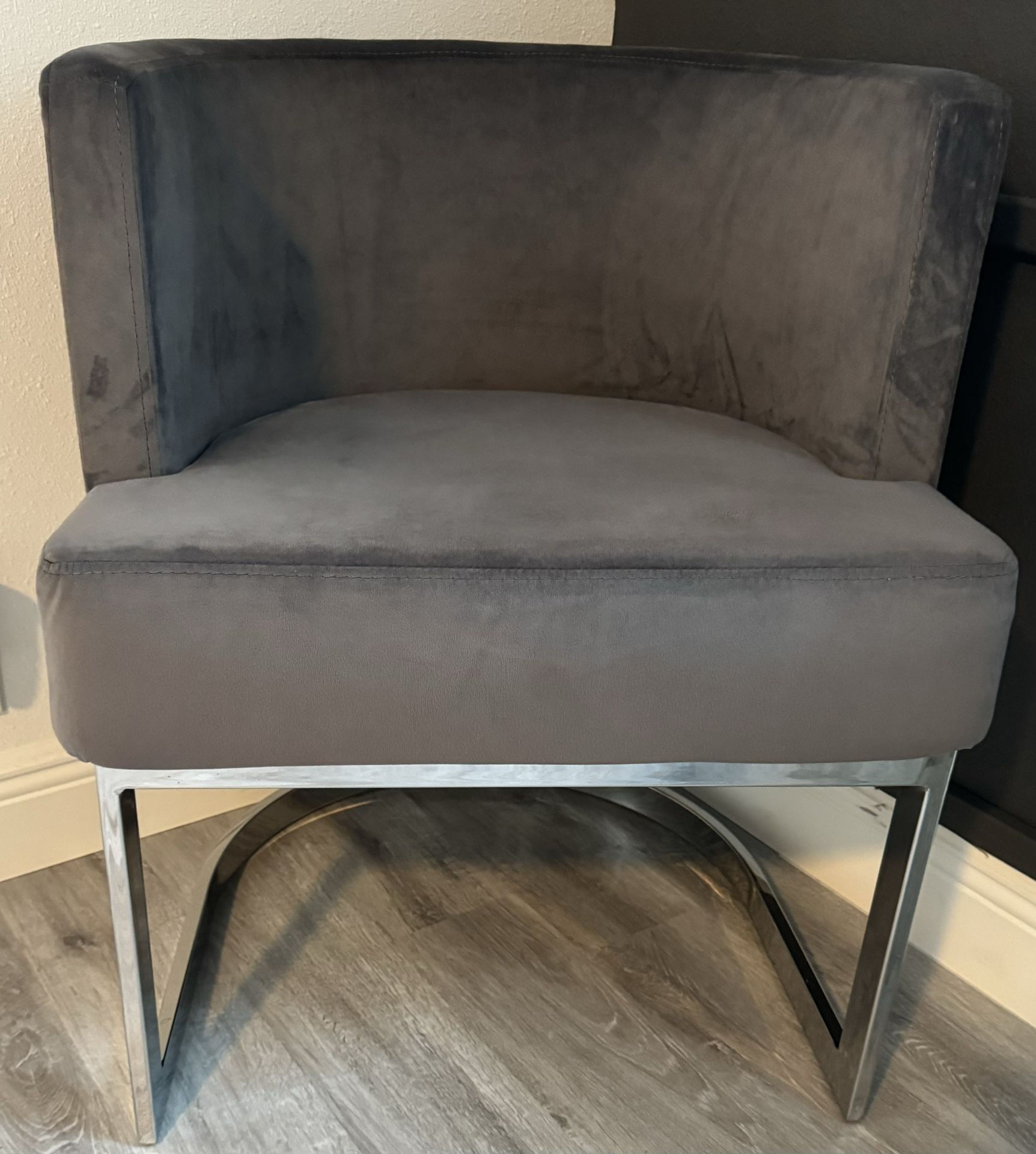 Like New Grey Velvet Barrel Chair. If It’s Posted It’s Available. Only Msg When Ready To Pick Up.
