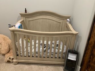 Baby dresser crib/changing table combo