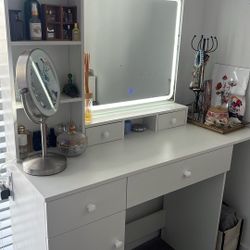 Vanity Desk and Mirror With Lights