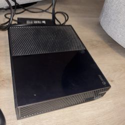 XBOX ONE (W/ Controller, Headphones, Kinect Camera & Power cable) 