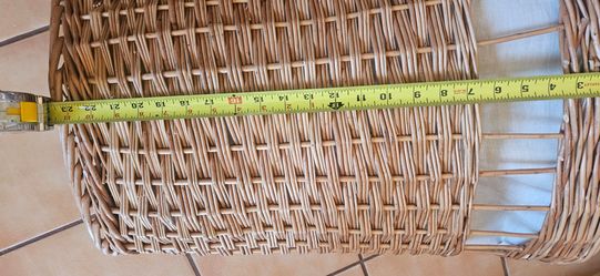 Wicker laundry basket with lid