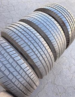 245/70/17 vendo un set de llantas marca Michelin con un 80% de vida las 4