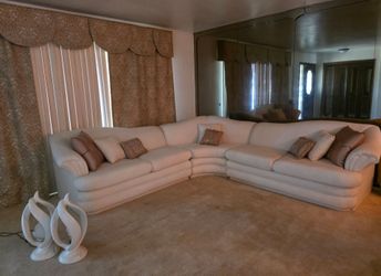 Table/chairs /Sectional Sofa/China Cabinetsĺ