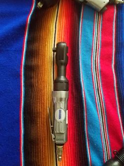 Central pneumatic wrench