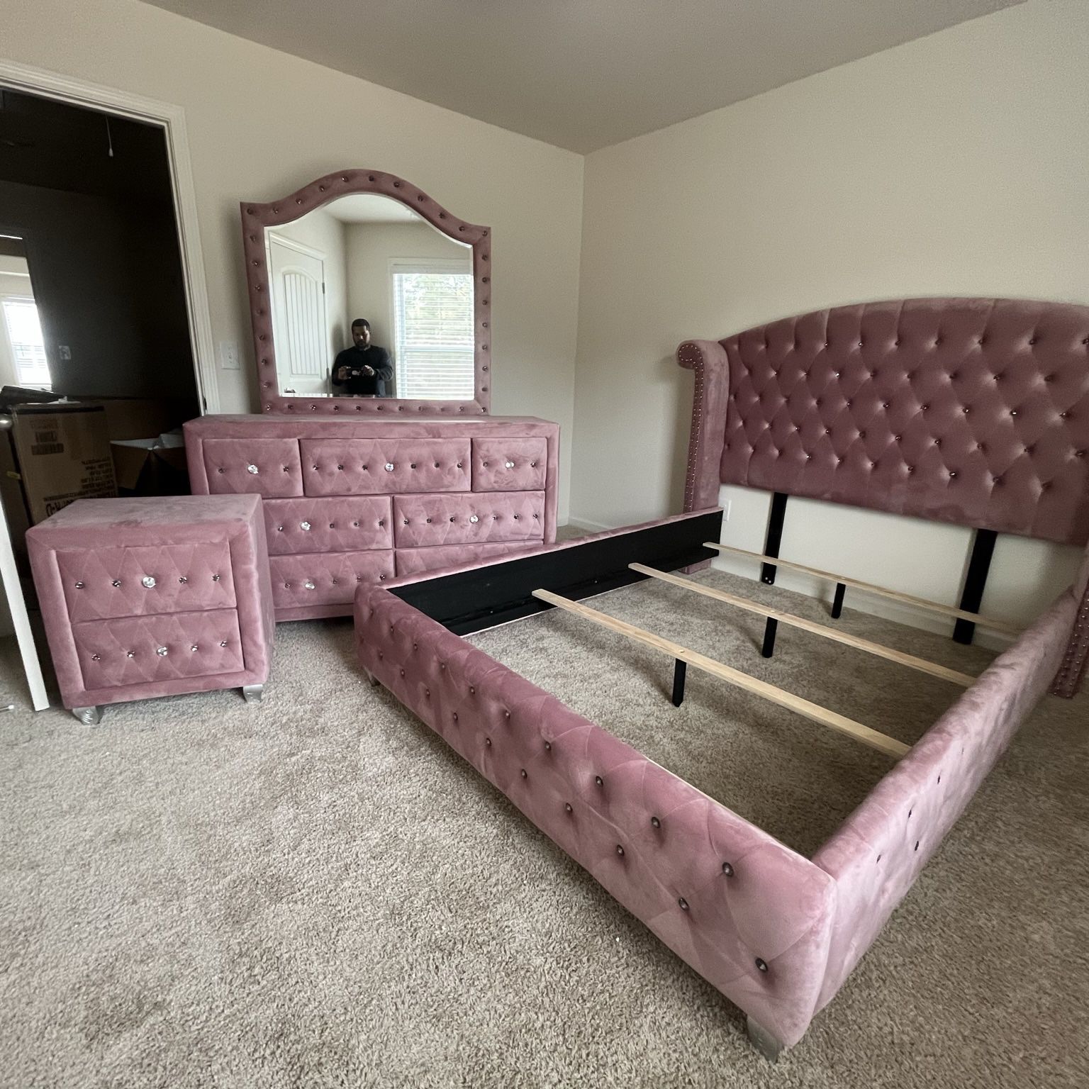 LUXURY PINK FULL SIZE BEDROOM SET INCLUDING BED FRAME /DRESSER & NIGHTSTAND !!!