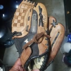 Louisville Slugger Genesis 1884 series youth 10.5inches , right hand throw leather glove in great Preowned condition