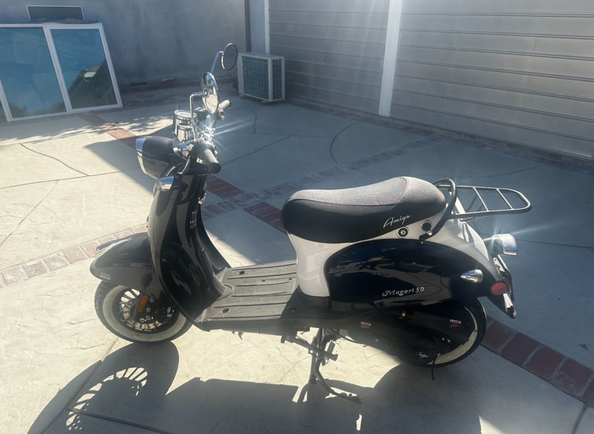 2023 Amigo 50cc Gas Scooter, 295miles- Like New