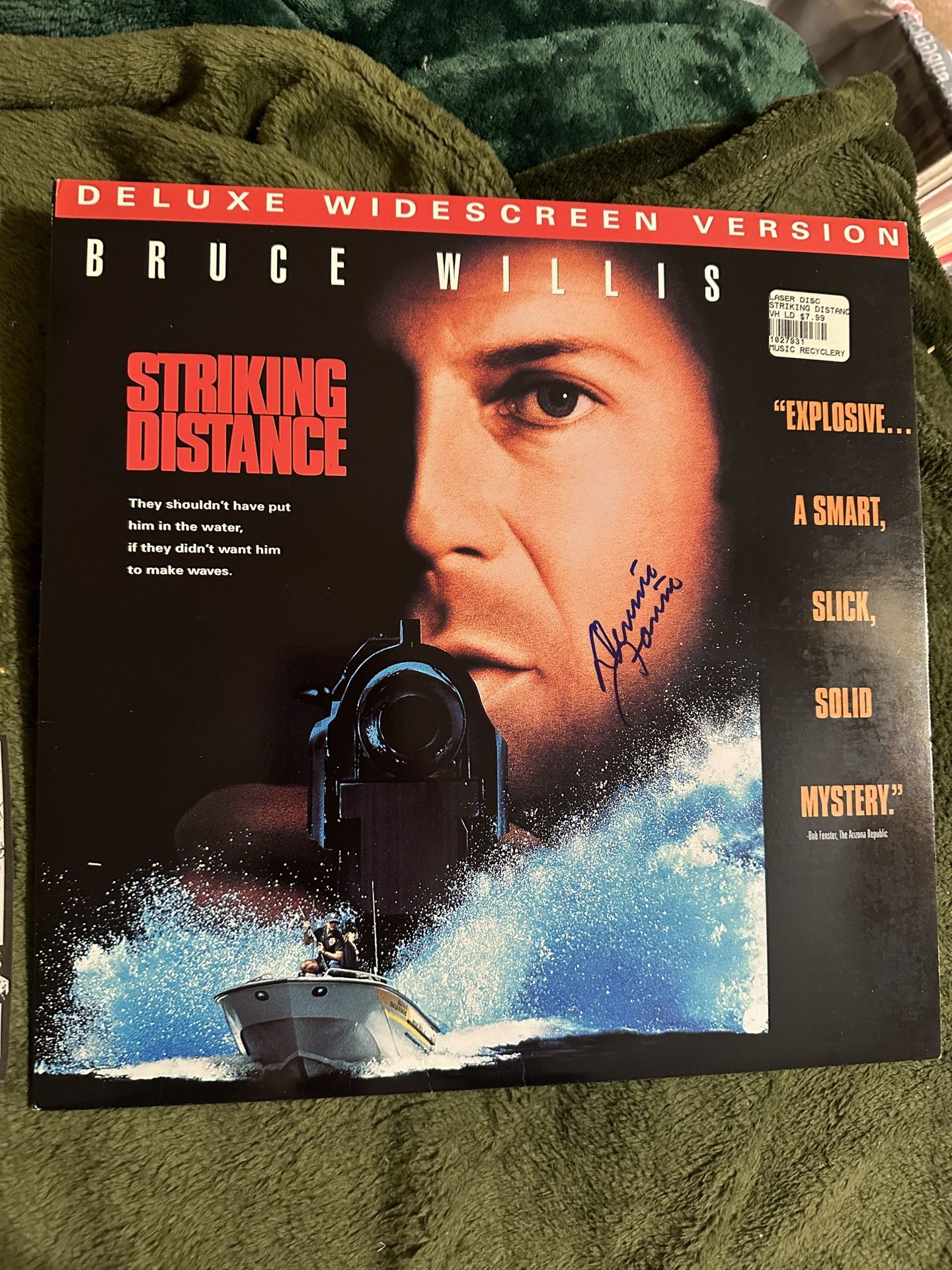 Striking distance album no Lp auto Dennis farina