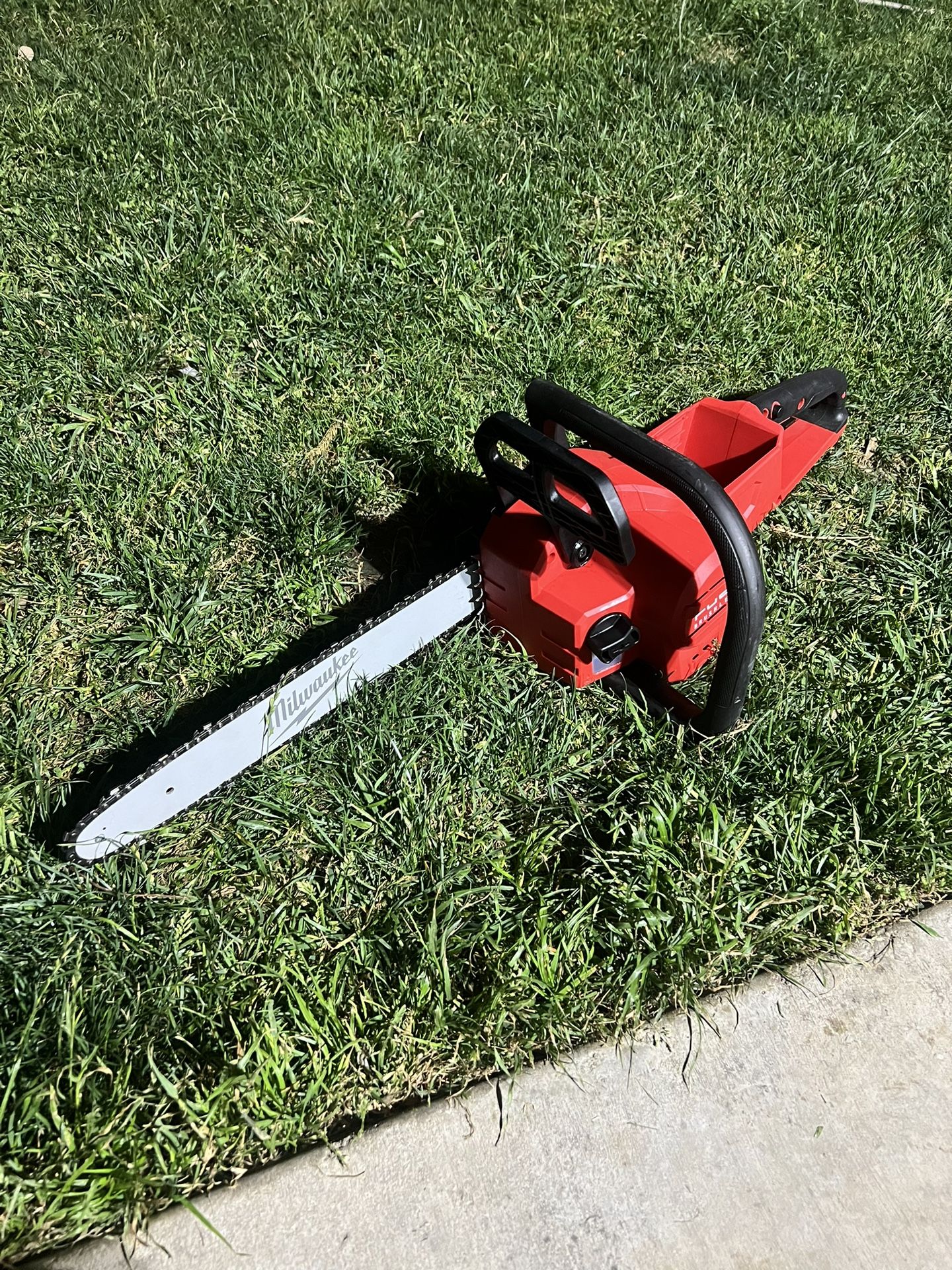 Milwaukee Chainsaw M18 Fuel 16”