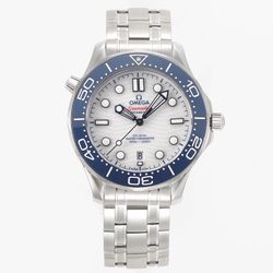 A domineering men's mechanical watch