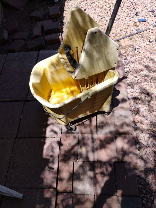 35 QUART HEAVY DUTY WRINGER & MOP BUCKET By Continental Mfg.