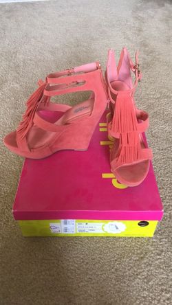 Pink fringe wedges