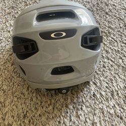 Like new Oakley DRT biking helmet