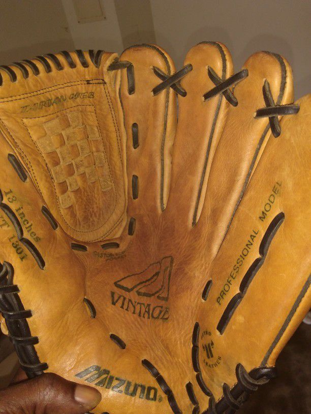 Left hand baseball glove