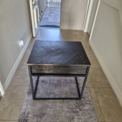 End Table H 24 X L26 X W22