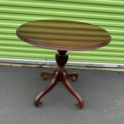 Beautiful Ethan Allen Side Table