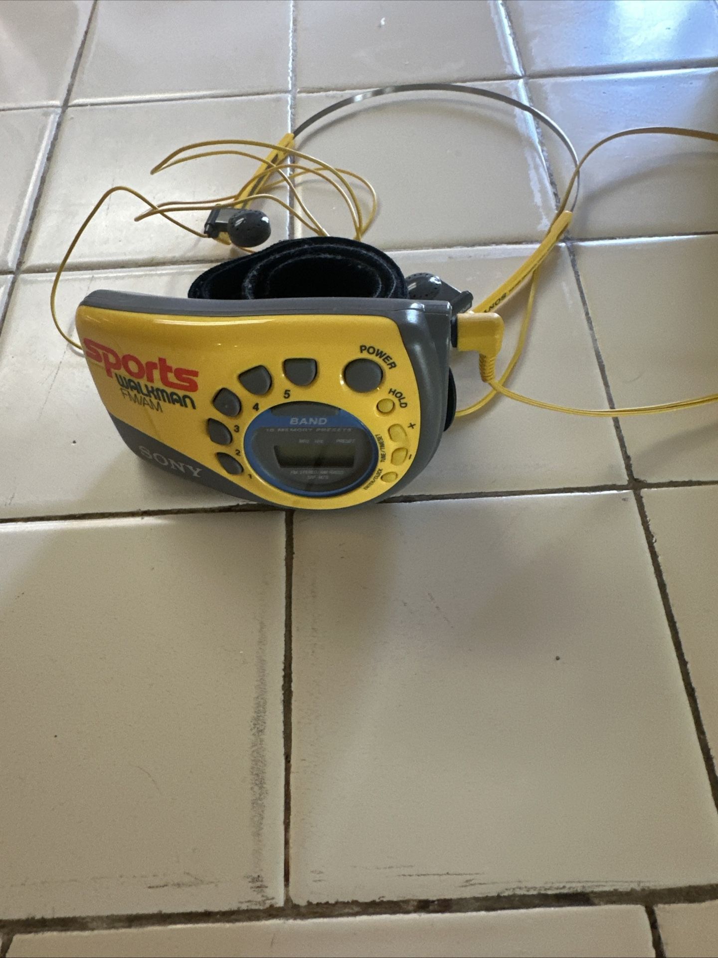 Used Sony SRF-M78 Sports Walkman AM/FM Radio w Adjustable Arm Strap & Headset