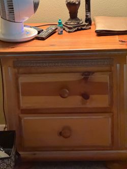 2 night stands with lamps