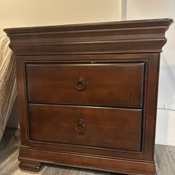 Dresser With  Drawers 