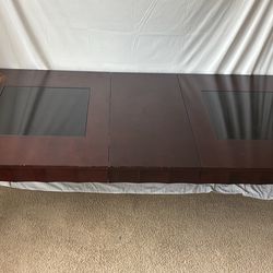 Extendable dining room table  