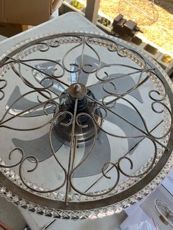 Ceiling fan with light 💡