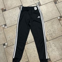 NWT Adidas boys jogger size XL 18/20