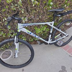 GT Mountain Bike Aggressor 27.5in wheels - like new condition
