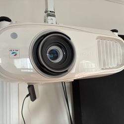 Epson Home Cinema 3200 4K Projector + 110” Screen
