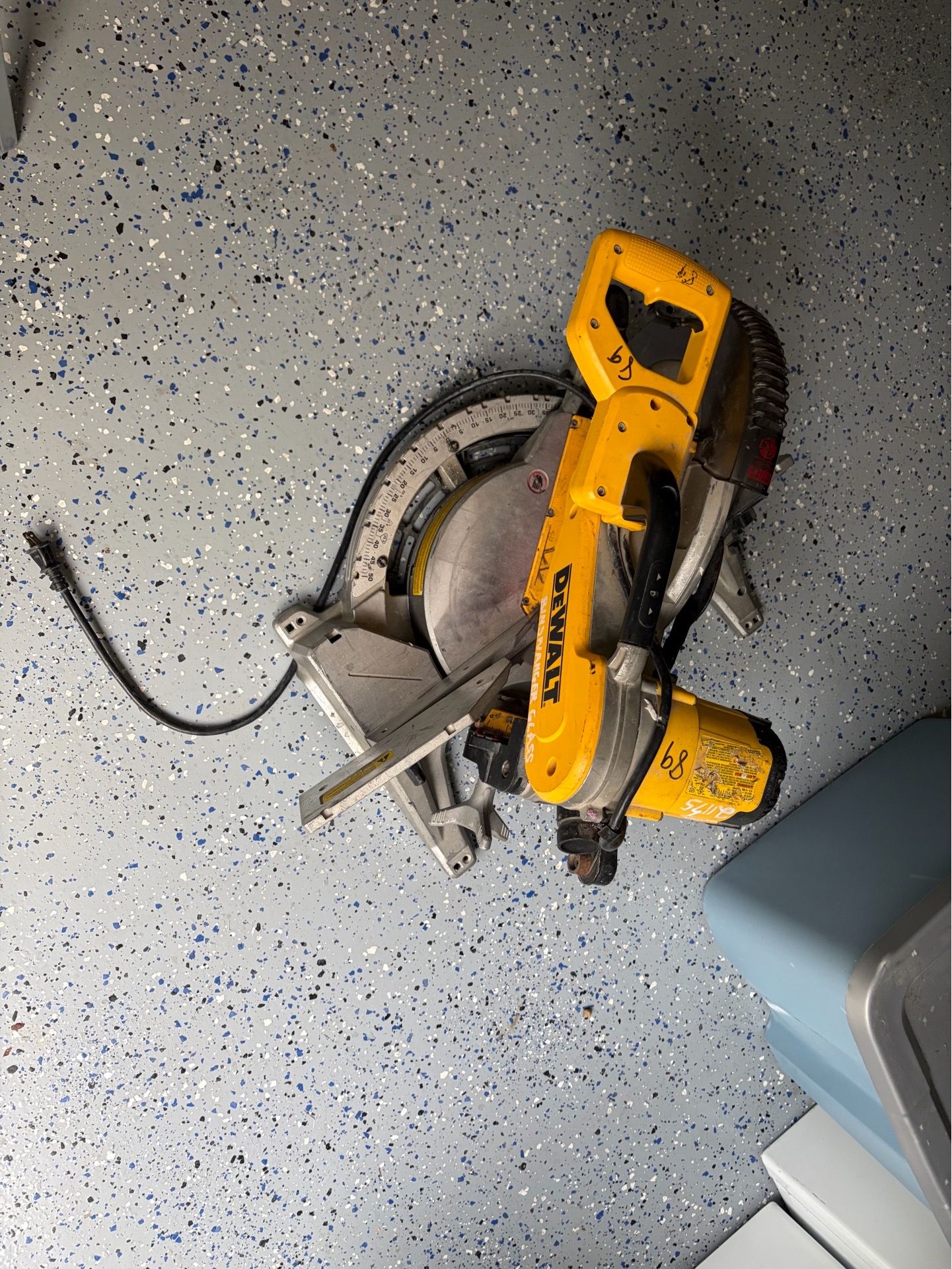 Dealt miter saw