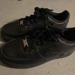 Size 5.5Y Black Nikes