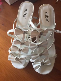 Women's white sandals --size 8