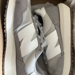 Women new balance running shoes, sz 8.never been worn.