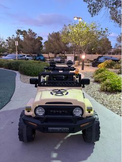 12V Ride On Truck, Battery Powered Electric Cars for Kids, Electric Car for Kids with LED Lights,