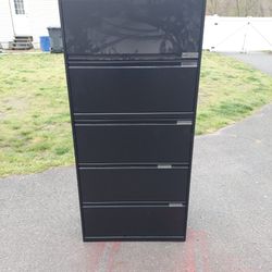 Nice black metal filing cabinet, no keys.