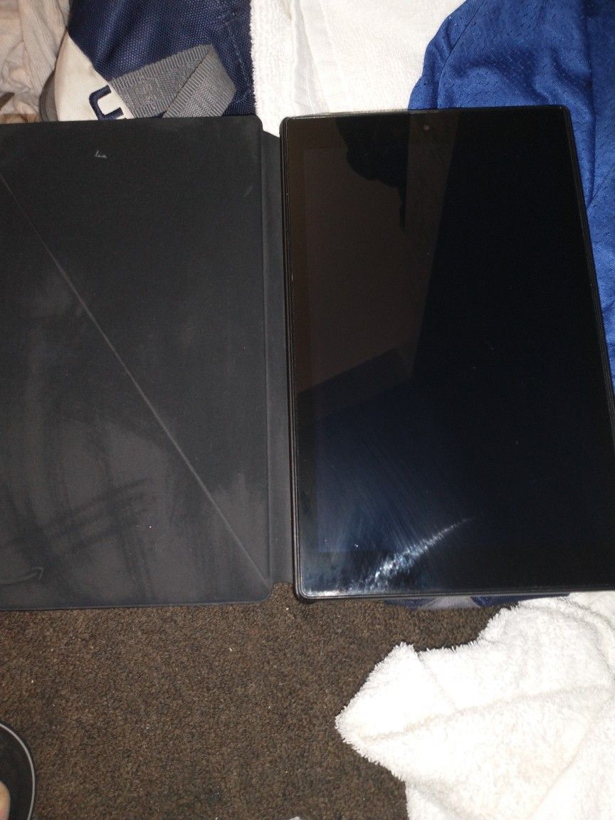 Kindle Fire HD 10 (9th Gen.) W/ Case