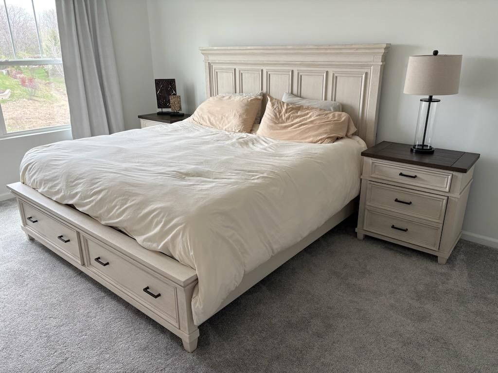 Darvin Furniture - Wood King Size Bedroom Set