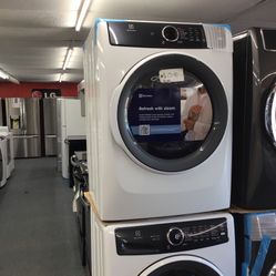 New Scratch And Dent Electrolux Front Load Washer And Dryer Set. 1 year Warranty 