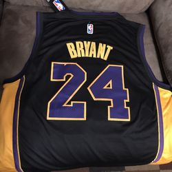 Lakers Kobe Bryant jersey (stitched Autograph)