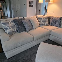 Cindy Crawford Home Bedford Park Ivory 3-Piece Sectional with Ottoman